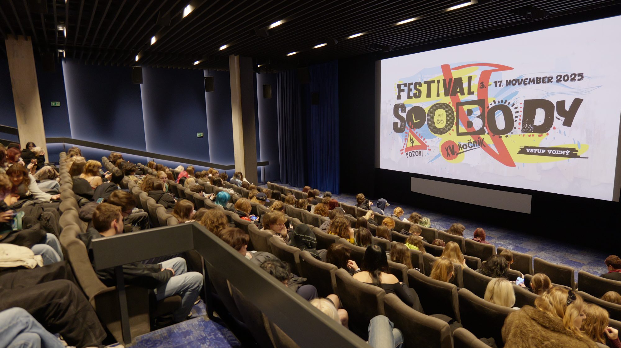 Zaplnená kinosála Kina Lumière počas školskej filmovej prehliadky Festivalu slobody
