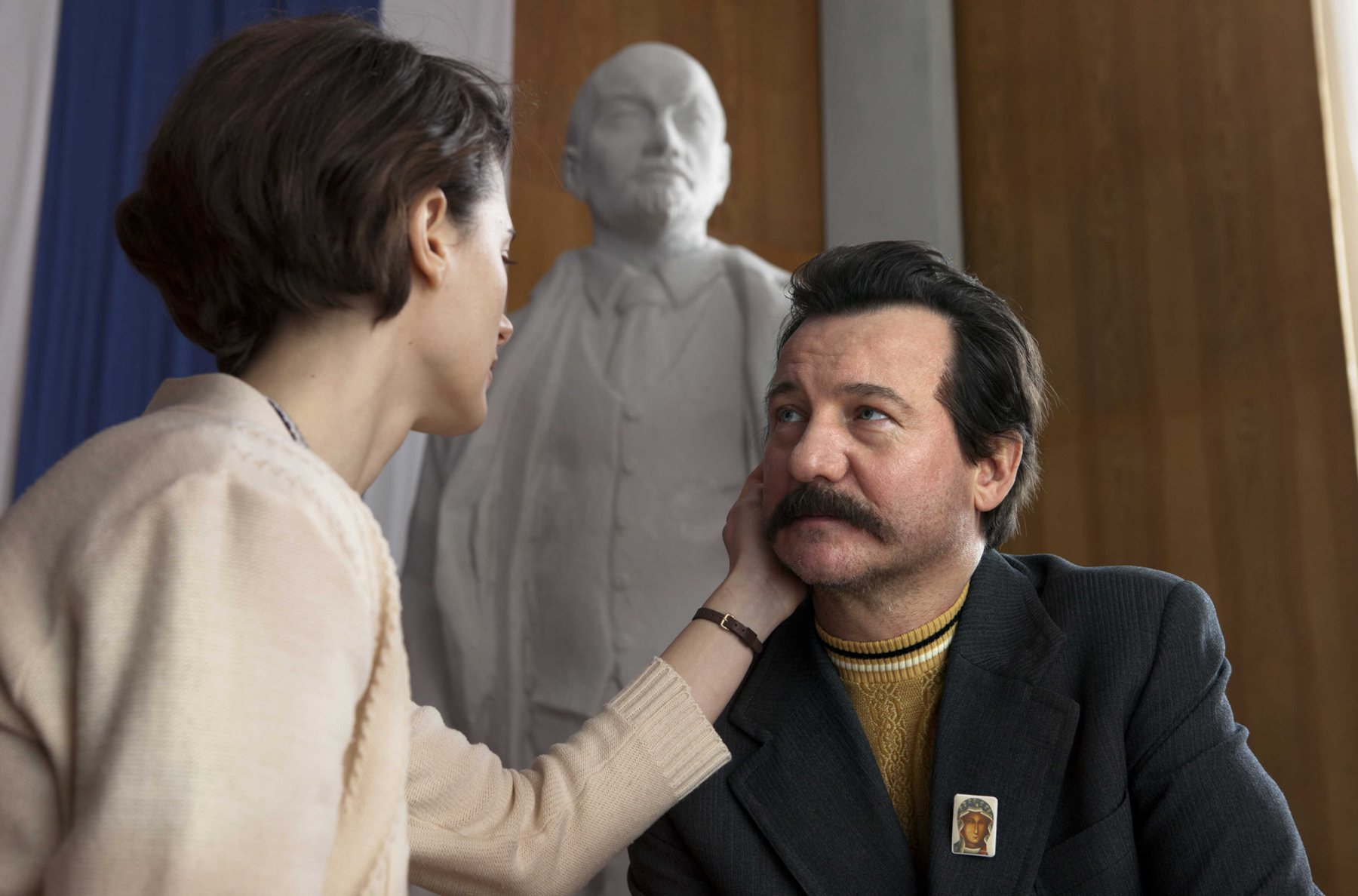 Lech Walesa a jeho manželka pred sochou, z&aacute;ber z filmu